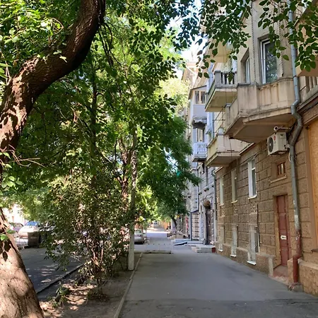 в центрі з балконом на утьосова ! Apartman