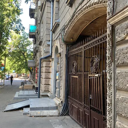 в центре на утесова с балконом Апартаменти