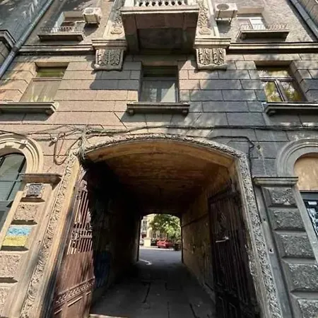 в центре на утесова с балконом Апартаменти *