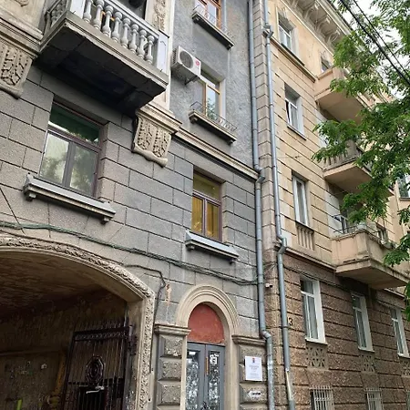 в центре на утесова с балконом *