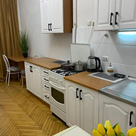 в центрі з балконом на утьосова ! * Odessza