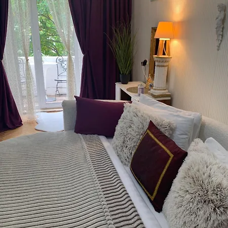 Апартаменти в центре на утесова с балконом