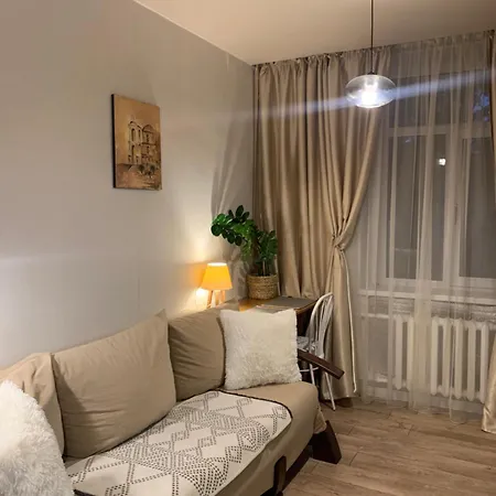 в центрі з балконом на утьосова !