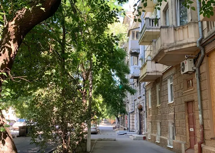 в центре на утесова с балконом Lägenhet