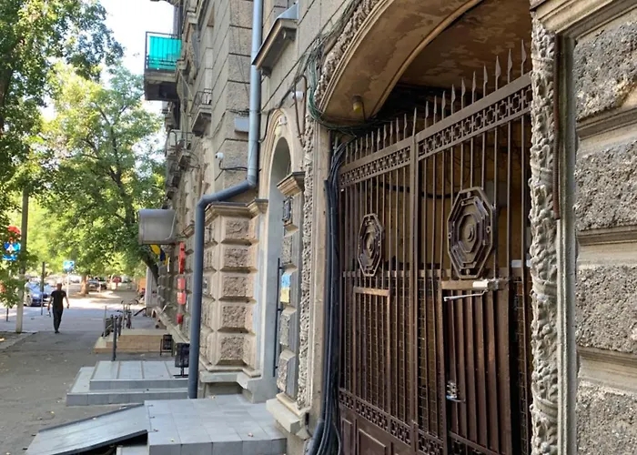 в центре на утесова с балконом Lägenhet