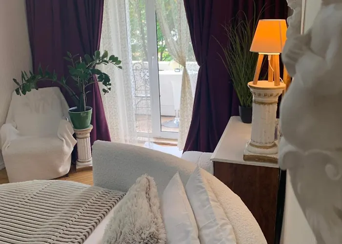 в центре на утесова с балконом Lägenhet